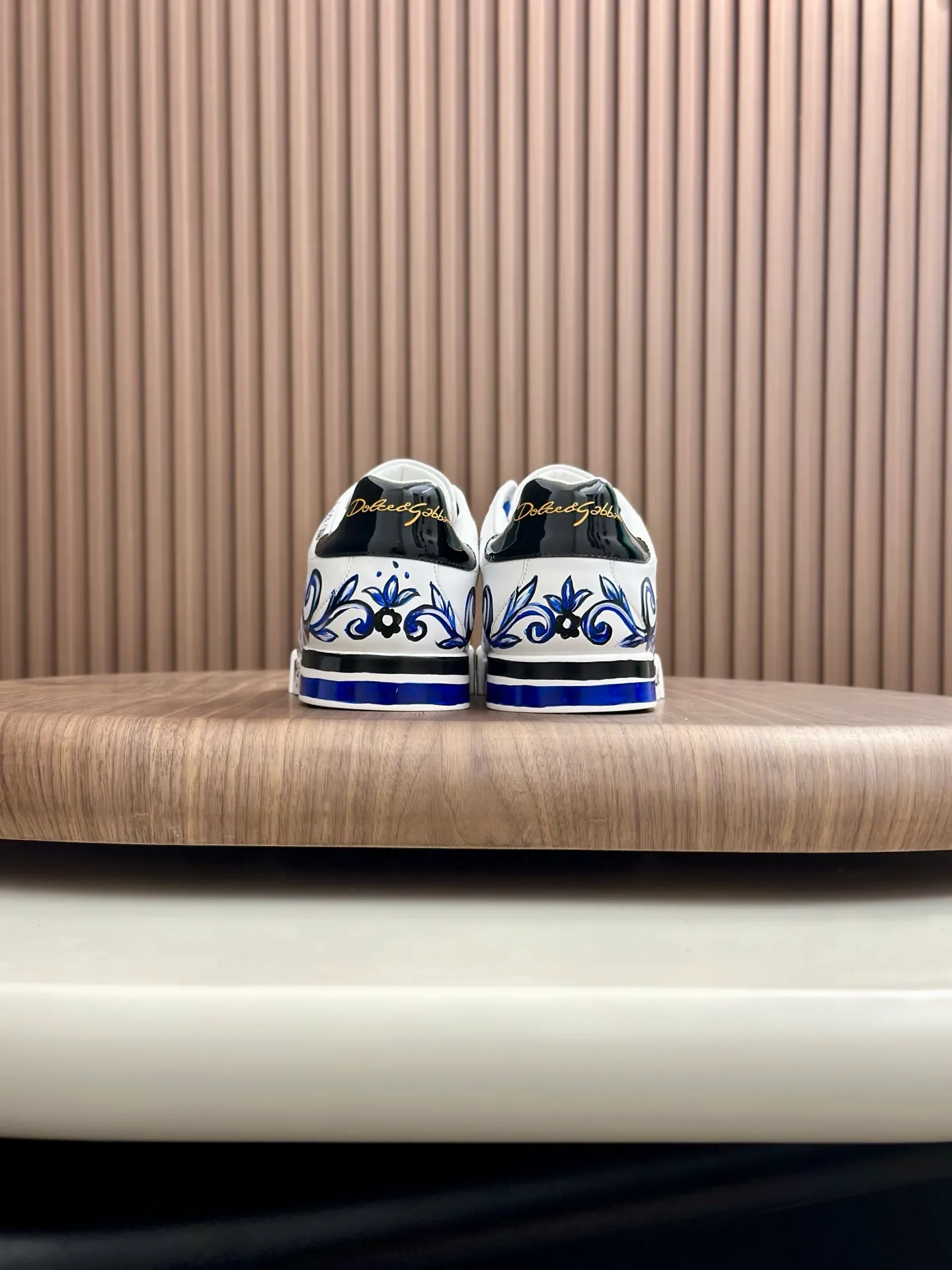 New product 💰900 DG Dolce & Gabbana men's shoes 💰ortofino graffiti calfskin sneakers ♞size; 39~44 (customized 38.45.46) Iconic men's shoes 💰ortofino series of sneakers, classic and timeless style, now presented with fashionable details. The calfskin engraved DG logo is a subtle finishing touch. Men's shoes💰ortofino calfskin sneakers: